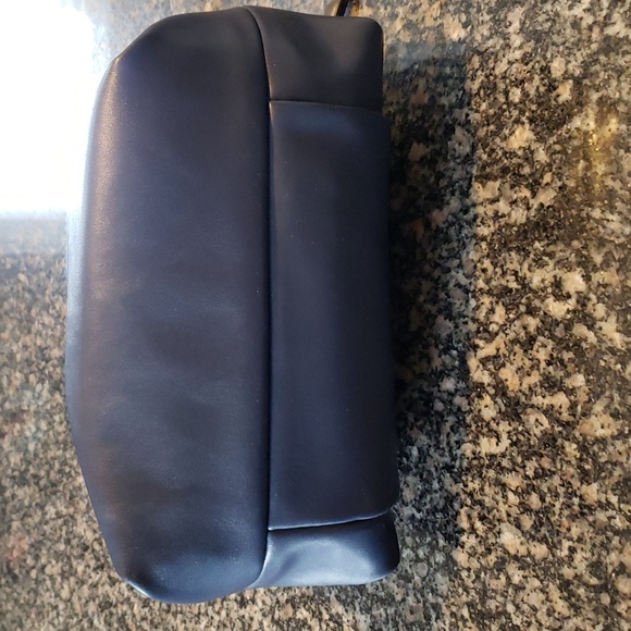 Sondra Roberts Crossbody - Picture 7 of 11